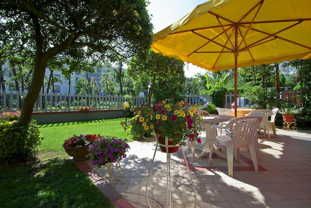 Hotel Versilia Lido di Camaiore Kültér fotó